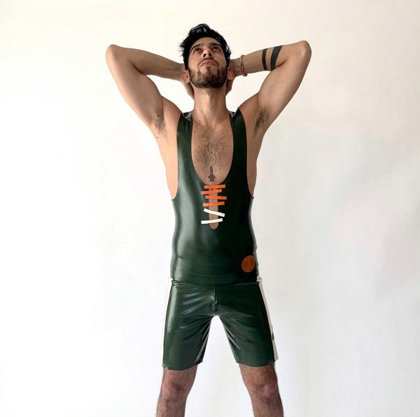 Latex clubbing Tanktop in olivgrün und schwarz, slim fit, Streifen in orange und weiss, Logo in orange