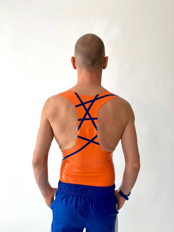 Latex clubbing Tanktop in orange, slim fit, tiefer Ausschnitt, blaue Streifen und Logo