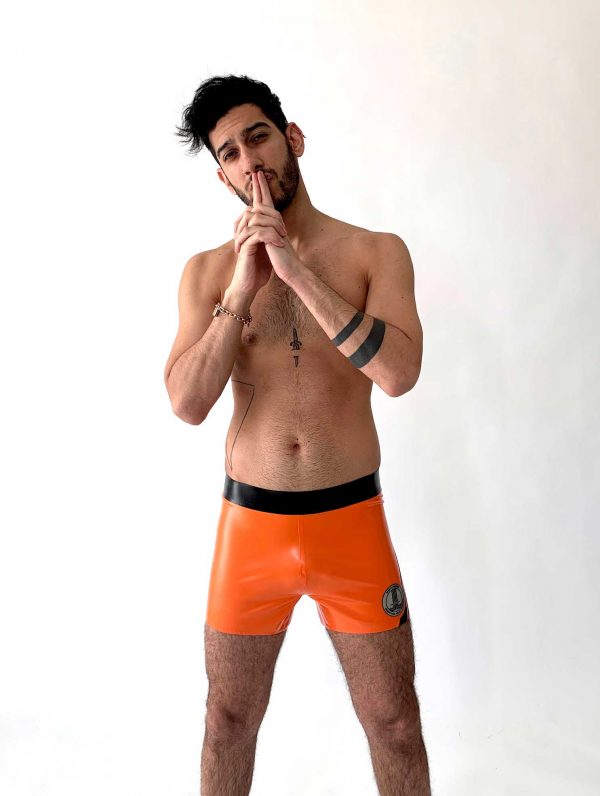 Latex Biker Hot Pants in orange, schwarze Streifen und silbriges Logo