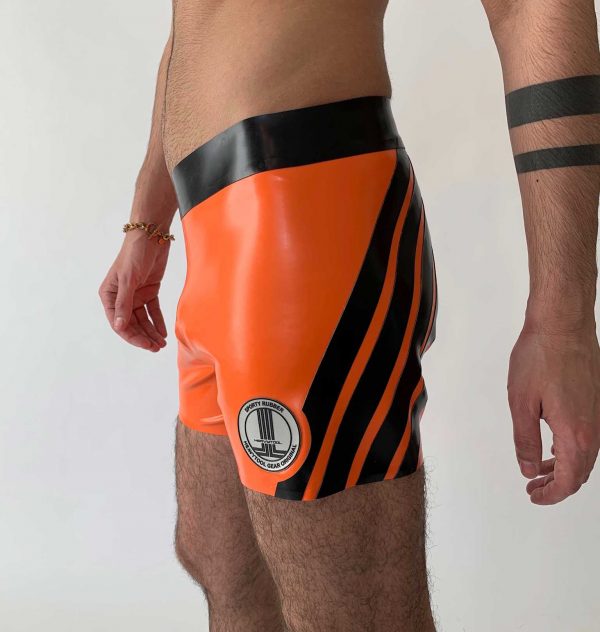 Latex Biker Hot Pants in orange, schwarze Streifen und silbriges Logo