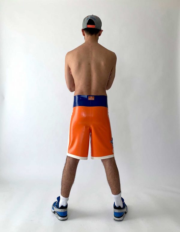 Latex Boxer Hose in orange, super weit geschnitten am Bein, mit hohem Bund, weißen Streifen und blauen Logos, Premium Kollektion