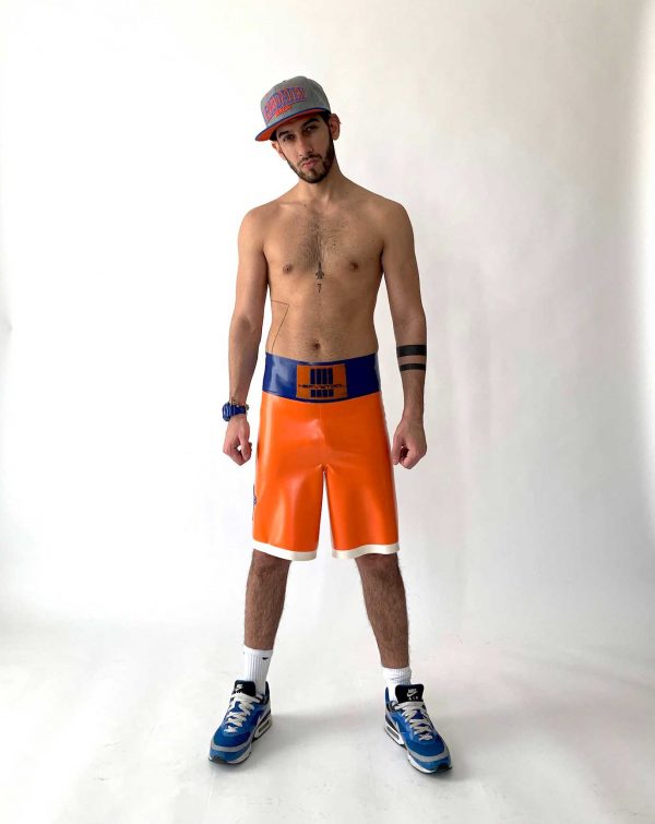 Latex Boxer Hose in orange, super weit geschnitten am Bein, mit hohem Bund, weißen Streifen und blauen Logos, Premium Kollektion