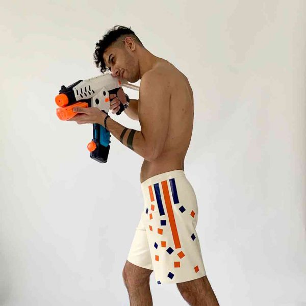 Rubber, Latex Badehose Skaterstyle in Weiß ,mit orangen und blauen Pixeln und Streifen. Für sportliche Männer, Kerle und Jungs
