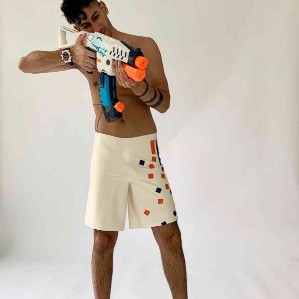 Rubber, Latex Badehose Skaterstyle in Weiß ,mit orangen und blauen Pixeln und Streifen. Für sportliche Männer, Kerle und Jungs