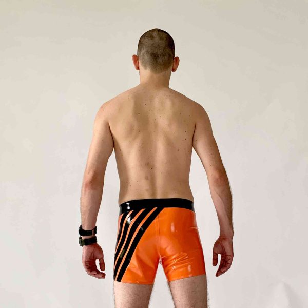 Latex, Rubber Hotpants. Eng anliegend in Orange mit schwarzen Streifen und schwarzem Bund. Eng anliegend für Herren, Kerle und Jungs