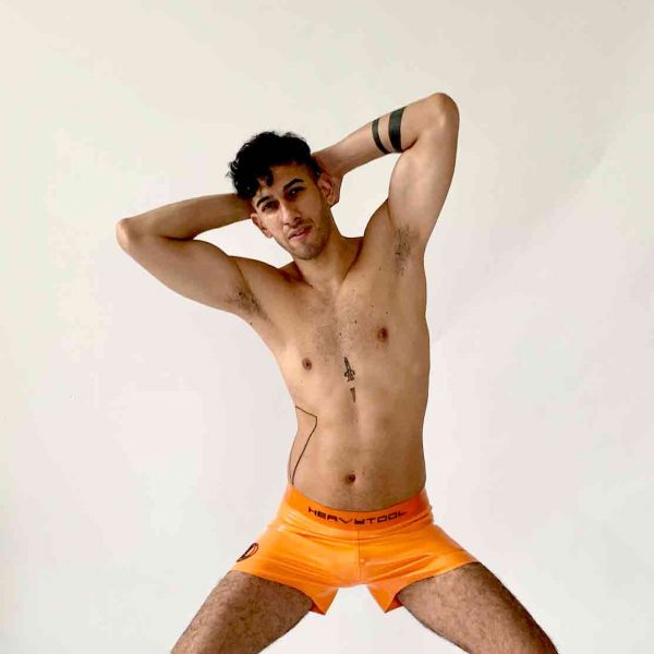 Latex Rubber Hotpants, eng anliegend in Orange, mit orangem Bund und Schriftzug in oliv