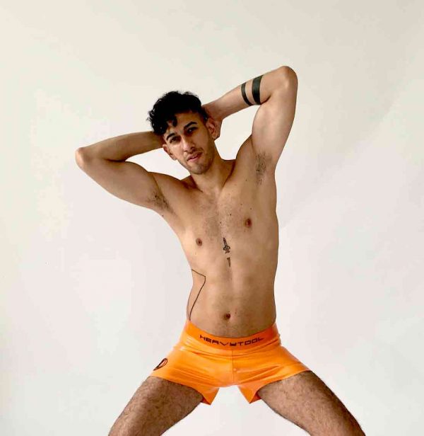 Latex Rubber Hotpants, eng anliegend in Orange, mit orangem Bund und Schriftzug in oliv