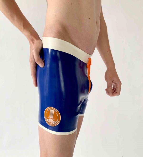 Latex Rubber Hotpants in Blau mit orangenen Seitenstreifen. Weißer Bund, weißer Saum und orangener Kordel