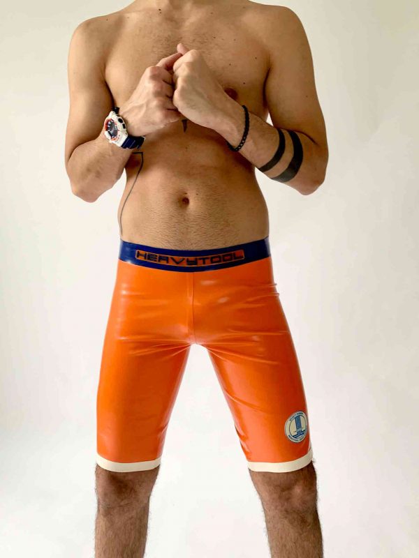 Latex Rubber Skater Hose in orange, eng anliegend, mit blauem Bund und blau weißem Logo