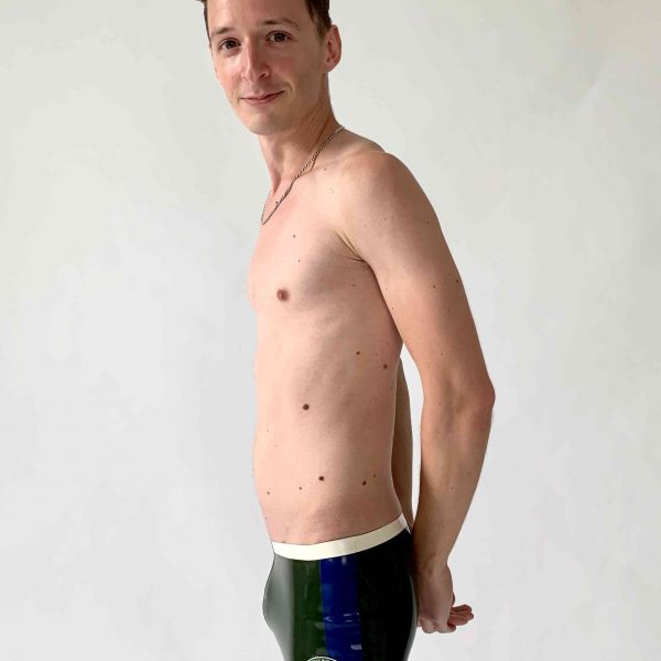Latex Rubber Hotpants, eng anliegend in Oliv, mit weißem Bund und Blauen Seitenstreifen. Männer, Herren Jungs, Kerle