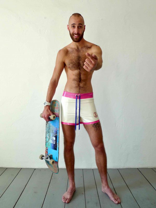 Rubber Latex locker geschnittene skater hose, badehose, hotpants in weiß, mit Bund in Pink und Kordel in blau, sportlich für Kerle Jungs und Männer, queer, gay, gym
