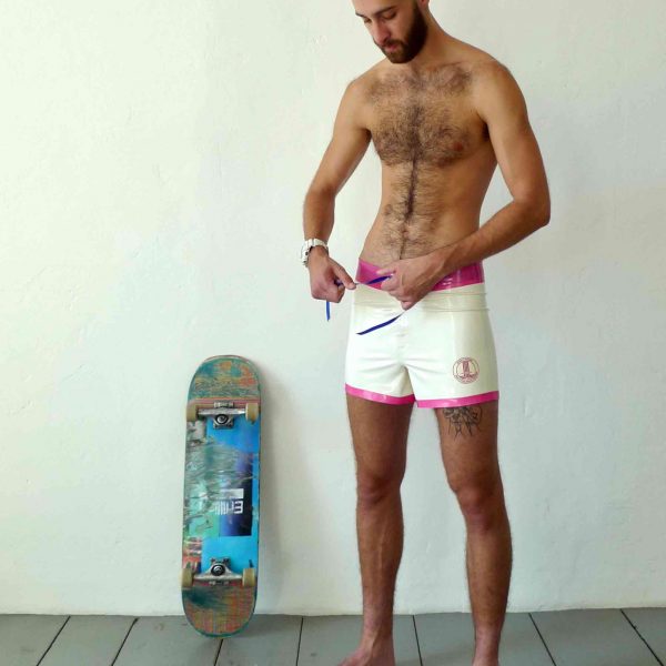 Rubber Latex locker geschnittene skater hose, badehose, hotpants in weiß, mit Bund in Pink und Kordel in blau, sportlich für Kerle Jungs und Männer, queer, gay, gym