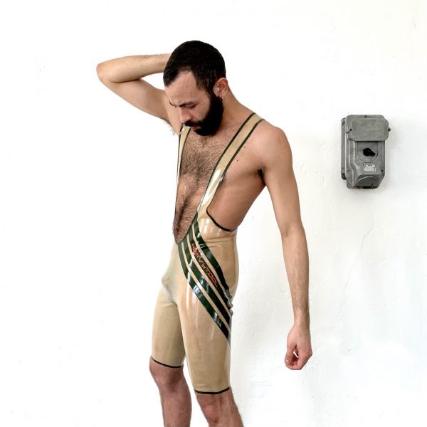 Rubber Latex Wrestler Body in transparent, mit oliv Streifen und oranger Logoschrift, sportlich slim fit geschnitten für Männer, Kerle & Jungs