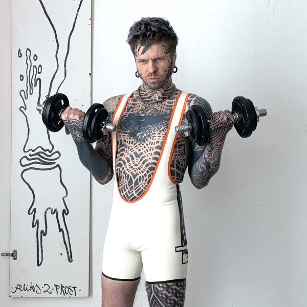 Sportlicher Rubber Latex Fetisch Wrestlerbody in Weiß - Oliv mit Streifen. Folsom Klub Gear für Kerle Männer, Gays & Queers