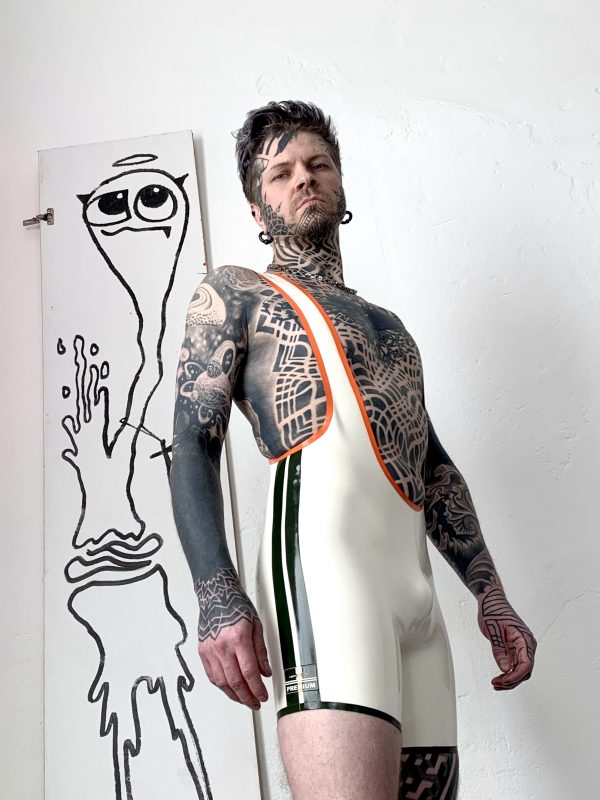 Sportlicher Rubber Latex Fetisch Wrestlerbody in Weiß - Oliv mit Streifen. Folsom Klub Gear für Kerle Männer, Gays & Queers