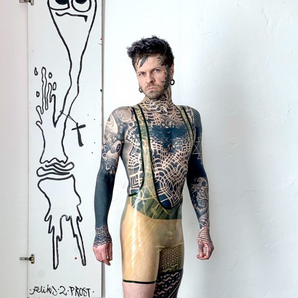 Sportlicher Rubber Latex Fetisch Wrestlerbody in Transparent mit transparenten Streifen. Folsom Klub Gear für Kerle Männer, Gays & Queers