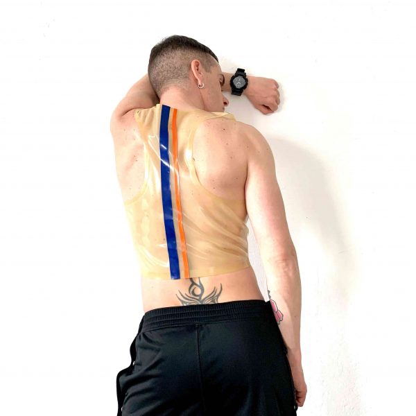 Rubber Latex Fetisch transparentes Crop Top mit Knopfleiste slim fit, mit Streifen und orangem Logo. Für Jungs, Kerle und Männer, gay, queer