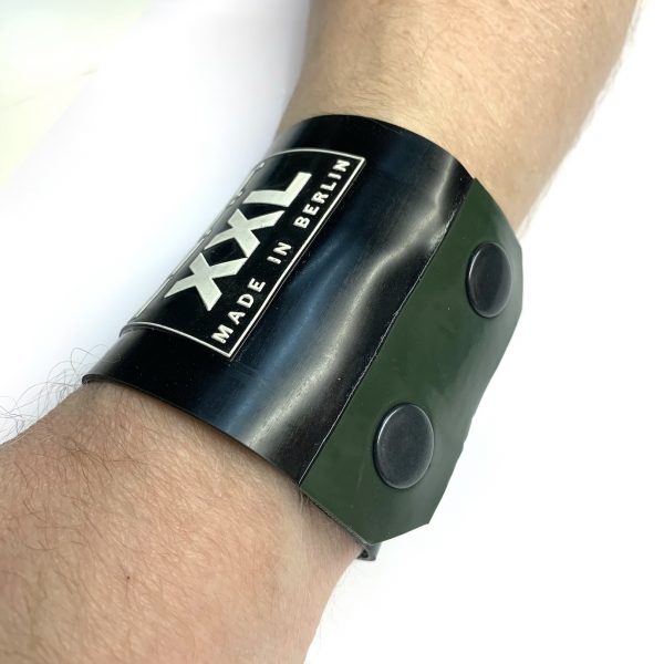 Latex Rubber Armband Geldbörse, Schwarz mit Oliv und schwarzen Knöpfen. Logo in Transparent & Weiß