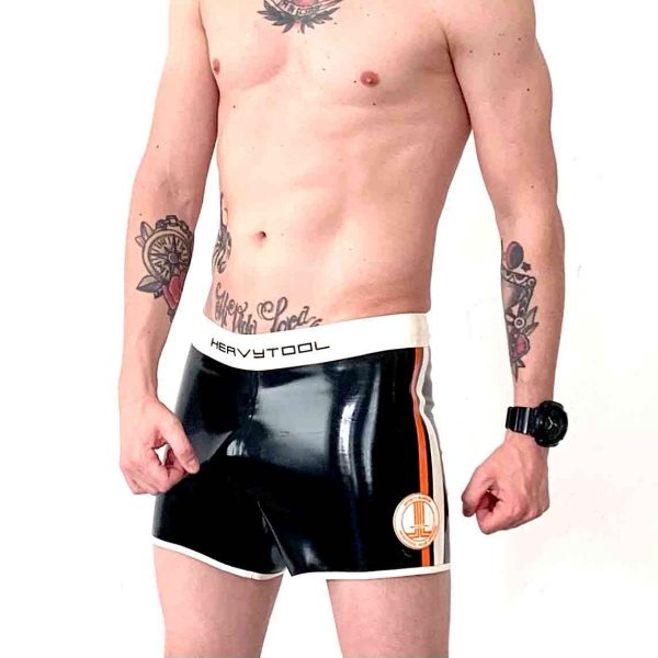 Rubber Latex Fetisch Hotpants. kurze Hose in schwarze,  mit Seitenstreifen in weiß orange und weißem Bund mit Logoschrift. Für Jungs, Kerle und Männer, gay, queer