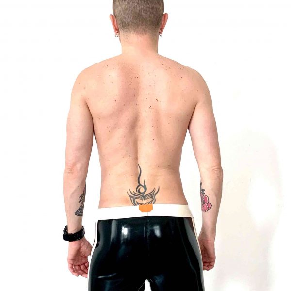 Rubber Latex Fetisch Hotpants. kurze Hose in schwarze,  mit Seitenstreifen in weiß orange und weißem Bund mit Logoschrift. Für Jungs, Kerle und Männer, gay, queer