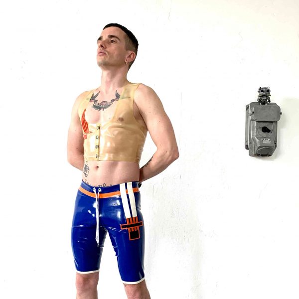 Rubber Latex Fetisch kurze Biker  Sport Hose in blau mit Kordel Zug weißen Seitenstreifen und Logo. Für Jungs, Kerle und Männer, gay, queer