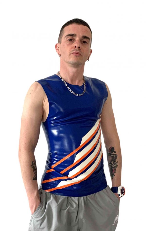 Rubber Latex Fetisch sportliches Skater und Biker Sleeveless in blau mit den vier Heavytool Streifen in weiß-orange. Für Jungs, Kerle und Männer, gay, queer