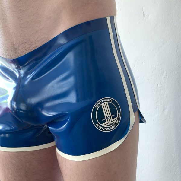 Maskulin sportliche Rubber Latex Fetisch Shorts - Badehose aus der Premium Kollektion. In Transparent Blau und Seitenstreifen in Weiß. Für Kerle und Männer, gay, queer