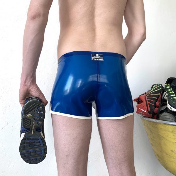 Maskulin sportliche Rubber Latex Fetisch Shorts - Badehose aus der Premium Kollektion. In Transparent Blau und Seitenstreifen in Weiß. Für Kerle und Männer, gay, queer