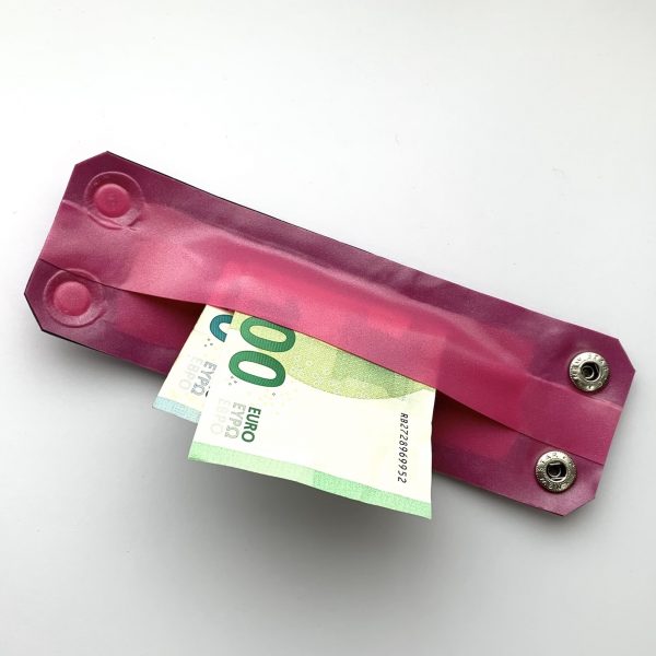 Latex Rubber Armband Geldbörse, Pink bleach-look und silber farbigen Knöpfen. Logo in Silber & Schwarz