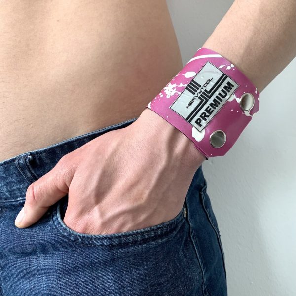 Latex Rubber Armband Geldbörse, Pink bleach-look und silber farbigen Knöpfen. Logo in Silber & Schwarz
