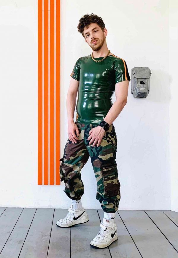 Latex Rubber Raglan Shirt. Oliv mit Orangen Schulterstreifen und Logo. Für Queers, Gay Boys, Kerle, Jungs, Männer, Folsom Fetish.