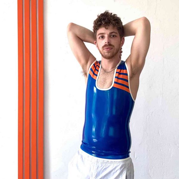 Sporty Latex Rubber Sleeveless. Blau mit Orangen Streifen vorn und weißen Streifen auf dem Rücken + Logo. Für Queers, Gay Boys, Kerle, Jungs, Männer, Folsom Fetish.