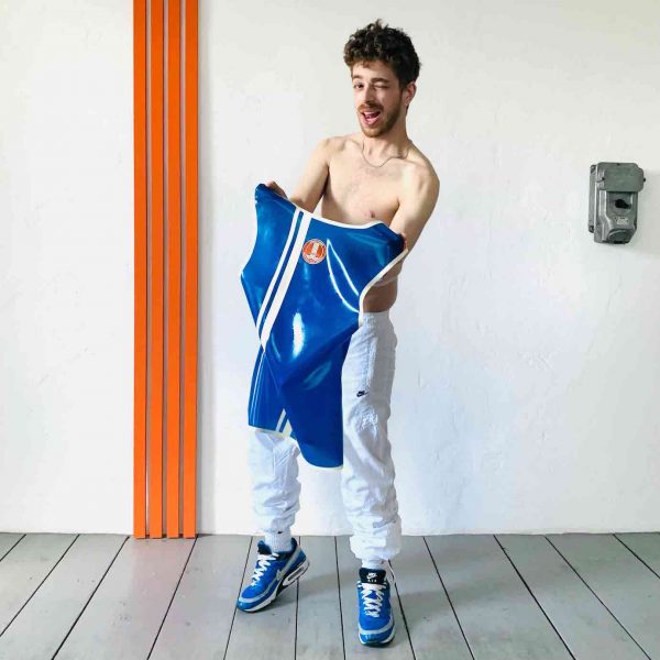 Sporty Latex Rubber Sleeveless. Blau mit Orangen Streifen vorn und weißen Streifen auf dem Rücken + Logo. Für Queers, Gay Boys, Kerle, Jungs, Männer, Folsom Fetish.