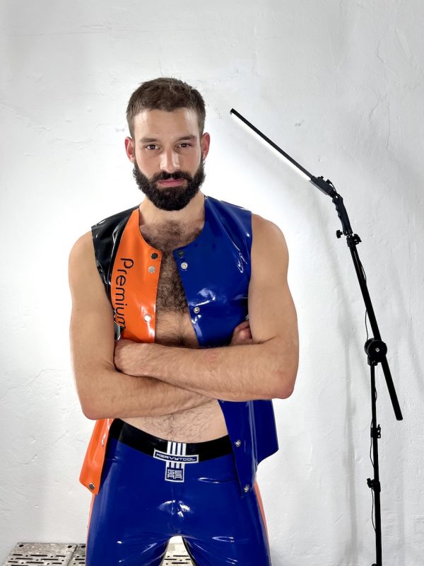 Sporty fetish latex rubber sleeveles, fastfucker button front & design, in black, orange and blue. For men guys boys and queers