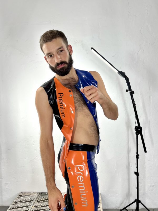 Sportliches Fetisch Latex Rubber Sleeveles, Fastfucker Knopfleiste & Design, in Schwarz, Orange und Blau. Für Männer Kerle Jungs und Queers