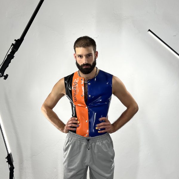 Sportliches Fetisch Latex Rubber Sleeveles, Fastfucker Knopfleiste & Design, in Schwarz, Orange und Blau. Für Männer Kerle Jungs und Queers