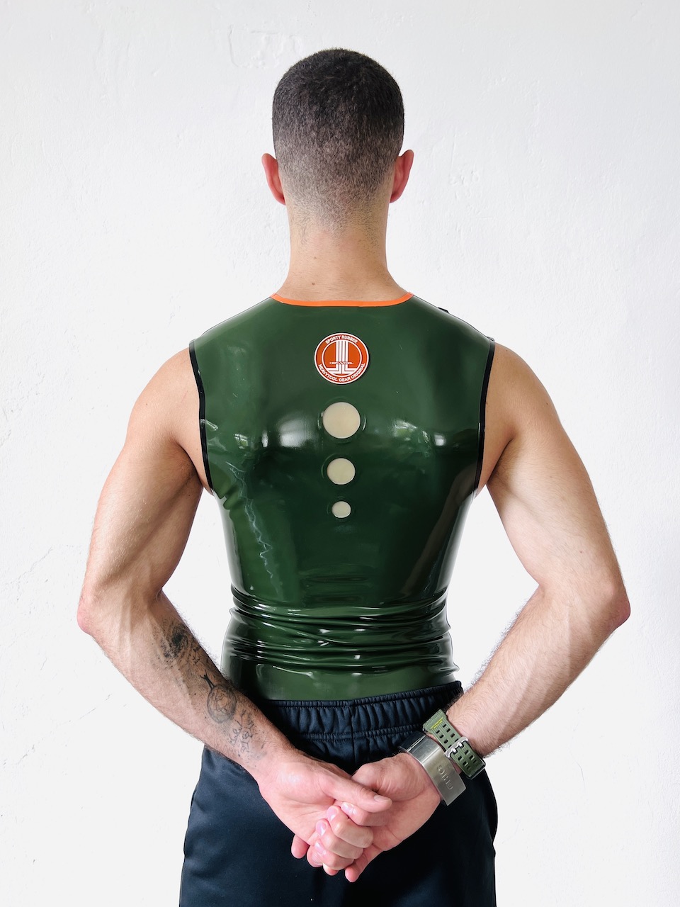 Rubber Sleeveless mit Scherpe & Logo in oliv, transparente Details auf dem Rücken