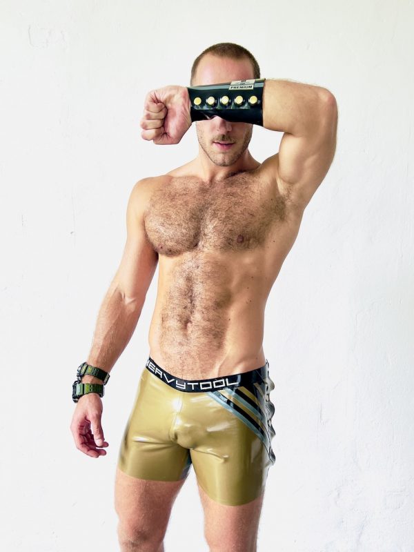 Rubber, Latex Shorts in Gold mit HEAVYTOOL GEAR Streifen und beidseitigen Knopfleisten,fetisch fashion
