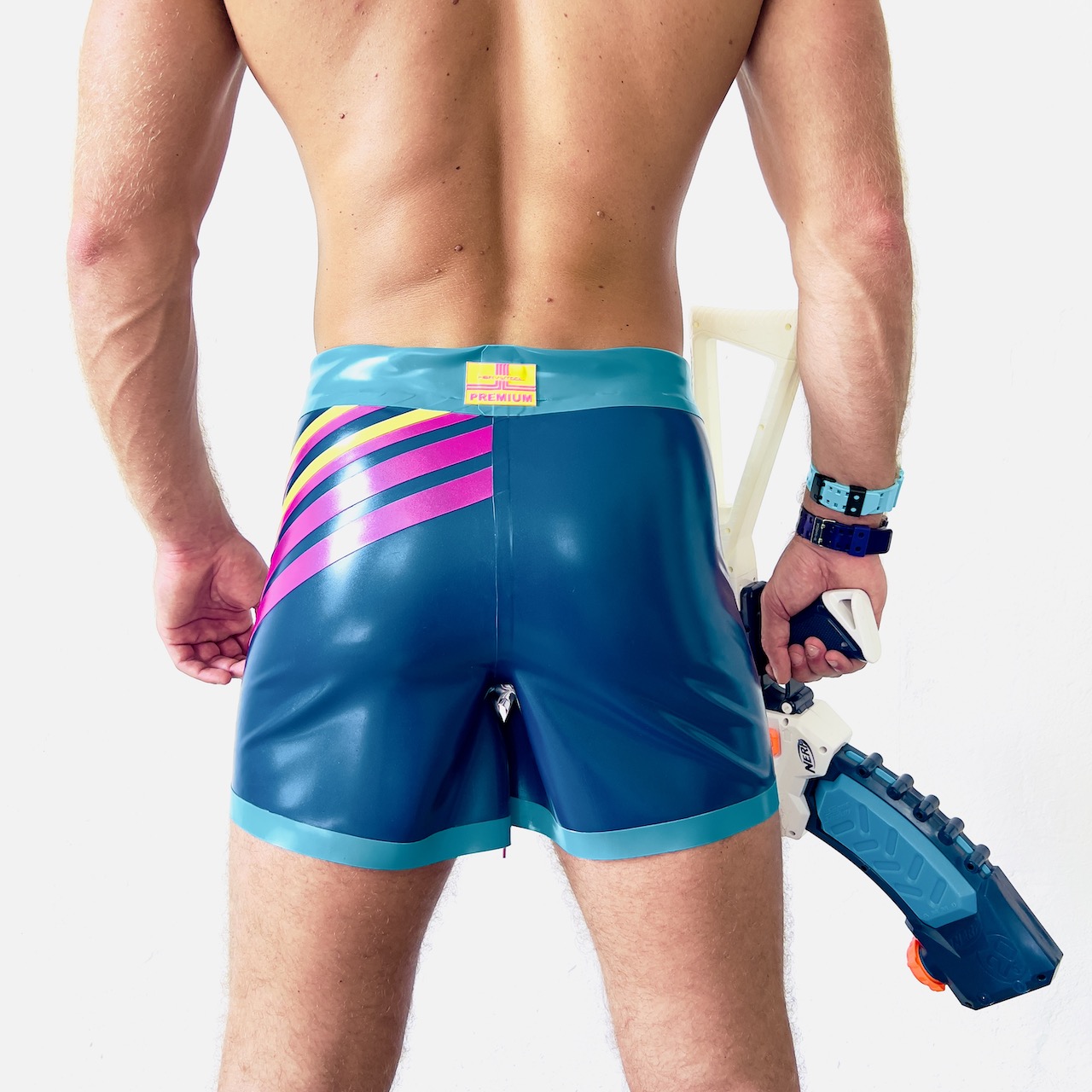 Rubber, Latex Shorts / Badehose, in metallic Blau, Türkis und Pink. Summer clubbing Fashion