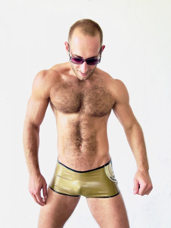 Rubber, Latex Shorts, Badehose in Gold mit XXL Logo in Silber. Clubbing Fashion, unisex gear.