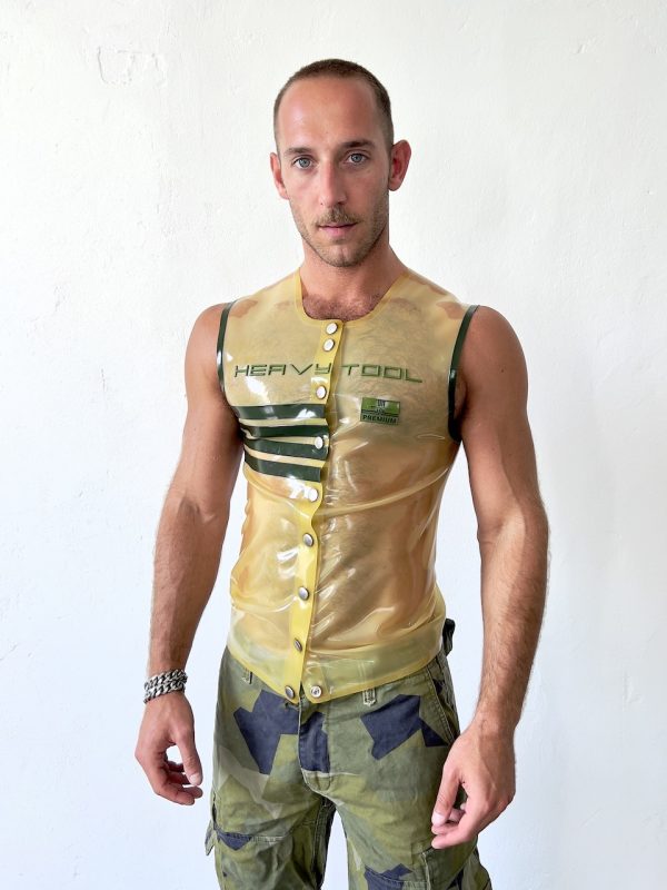 Rubber, Latex sport Sleeveless in Transparent mit Olivgünen Streifen und HEAVYTOOL Logos. Shirt mit Knopfleiste. Clubbing Fashion.